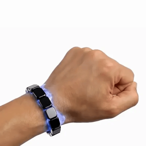 Pulseira Orion™ no pulso em movimento, com efeito visual ilustrativo