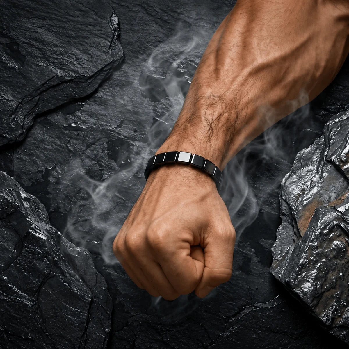 Pulseira Orion™ no pulso sobre uma superfície de pedra